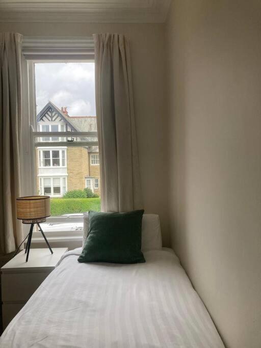 Spacious & Bright 3 Bed Harrogate Apartment 外观 照片